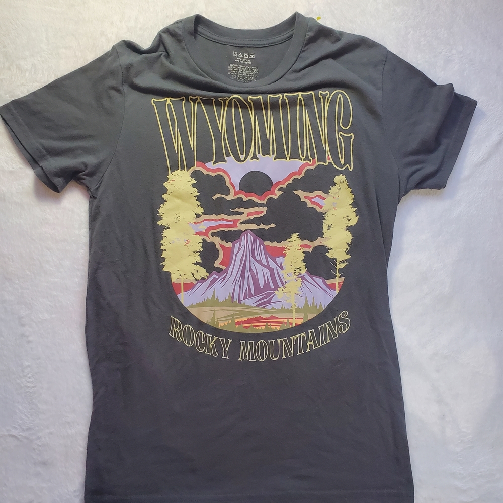 Wyoming Rocky Mountains Graphic T-Shirt Medium
